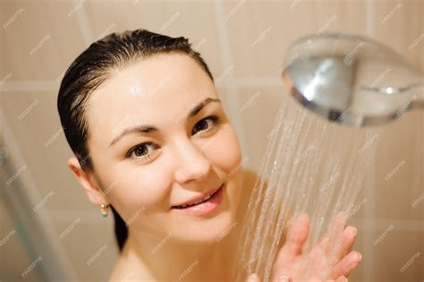 video mulher tomando banho nude