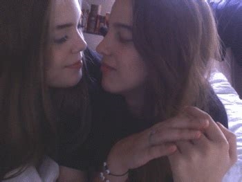webcam lesbian kissing nude