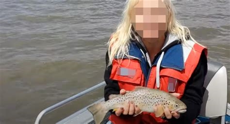 woman fucks trout nude
