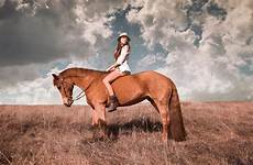 brunette wallhaven cowgirls field zastavki horsewoman bareback wallls guerrier blouses grass mocah