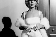 marry millionaire 1953 tenue tenues publishers retrospective archival perfectlymarilynmonroe hollywoodien mythiques miente 50th belles norma ugly attrici jeane algo queda