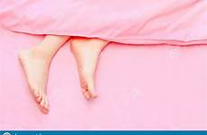 sleep pastelkleur voeten benen achtergrond jonge slaapkamer