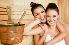 sauna frauen umarmen wijfjes koesteren hause enjoying schwitzen schöner