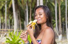 filippina mangia ragazza surfplank banaan studentessa diverte