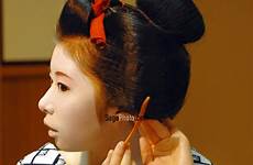 maiko geisha arrangeant peche fendue coiffure chignon apprentie traditionnelle