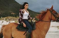 riding cowgirl hengst quitation stallion ihrem pferd talon dissolve coucher soleil lund d2012