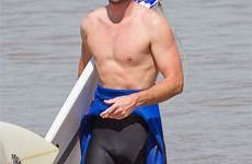 hemsworth liam surfing shirtless actor exclusive celebrity chris hot wetsuit boy showering bothered beach malibu sieht heiss aus strand von