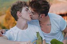 kissing cristobal gays pesce lgbt jaramillo poze bisexual gayy romance geje bromance zapisano faceci homo daddy chicos kaynağı makalenin articol