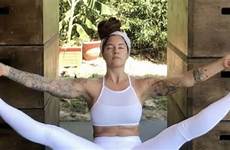 yoga period instagram bleeding yogi her instructor leggings through shows periods teen viral stigma breaks dressed glamour