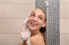 kvinna härlig tar duschen ung
