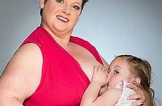 breastfeeding sharon spink engeland moeder mum figlia breastfeed defends daughters wil borstvoeding krijgen jarige familienieuws allatta