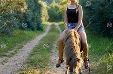 riding pony teenage paard meisje rijdt langs