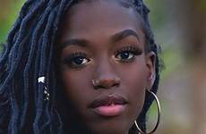 vrouwen donkere skinned ebony negras donne zwarte senegalese nere peau african pelle scura eyebrows schoonheid pele ritratti
