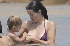 cox courteney slip nipple arquette nuda nua fotos palacios