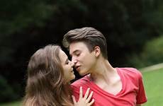 kissing romantico baciare coppie giovane besarse joven pares romántico besa archivo