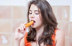 carrot adolescente mangeant wortel eten oranje tiener biting pomme verte indoor carotte