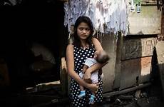 slum manila philippines pregnancy sex daughter old birth control duterte skirmish catholic church order latest contraception