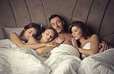 femmes dormant trois uomo dorme