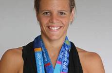 laure manaudou olympic athens triumph olympique olympiques jeux athènes avec 2004 ses triple médailles aux exclusivité nageuse souriant pose posant