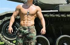 hunk militares guapos tough dude guns soldados männer handsome