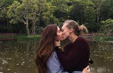 lesbianas lesbian kiss lesbische bisexual casal na lgbt cuddling gesicht gemerkt lésbicas álbum escolher zapisano lia artigo wife