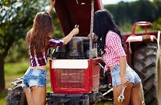 farmers traktor orchard fixing weibliche landwirte bevestigen vrouwelijke landbouwers reparieren isolated countryside