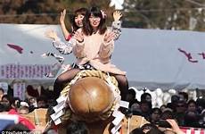 pene giappone parade onore fertility phallus flock brides massive piuincontri 7ft crowds clamour paraded straddle nagaoka