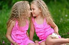 filles petites bambine ritratto verticale heureux sorelle