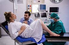 doctor parto examining sintomas embarazada decisions labour induction operating examinando mientras bebeteca