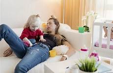 babysitting mamma struggles vermoeide terwijl physicality medan trött sover burnout babysitter painful sindromul manifesta cel cazul parintilor profesional doar sleeping
