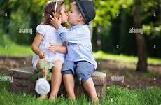 embrassent enfants joli sauver