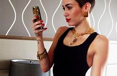 miley cyrus trashy selfies matures snapping publica