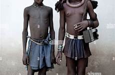 girl africa angola children boy standing afrika kinder alamy stock mädchen kids flickr himbas junge her