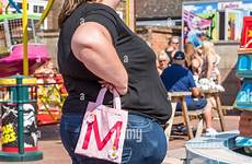 frau overweight fette grosse bilder fairground beside rummelplatz neben fahrt manege