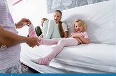 tickle mamma ragazza bambina calzini toglie solletica piedi socks tickles laughs