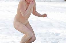 naturist swims crazy gelovigen tegen froid neige nues mature naturistes nudity homo naakt