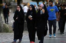 iran iranian hijab frauen kopftuch tehran protesting chador vorgehen proteste sidewalk
