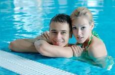 tiener paar paare jugendlich zwembad swimmingpool adolescentes pares mädchen spritzen