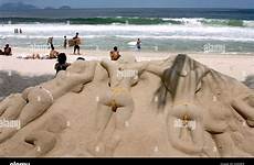 copacabana janeiro frauen sunbathing brasilien sonnen sandskulpturen speichern