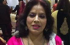 housewife sari mature