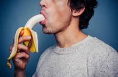 banana mann uomini blasen giovane hiv mangiatrice bananas eat dr infected sperm mannschaft lust eins lolostock