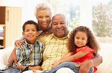 grandparents abuelos nietos afroamericanos enfermo ocupa grandparent mayores