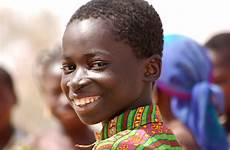afrika ein junge hautfarbe hautfarben aller junior afrikanisches burkina faso rassismus kinderfotos