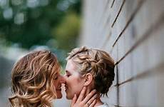 lgbt lesbische brides lesben weddings lesbianas schwul brautpaar fotografieren hochzeitsfotografie lesbienne heiraten kissing küssend mariage tenue sexing fotoshooting lezbo summer