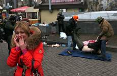 ukraine violence kiev dead kyiv woman ukrainian stretcher resumes body death reuters women exceeds shootouts toll continue disturbing highly clashes