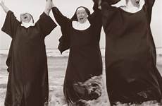 nuns freiras having joyfully rope skates fontes