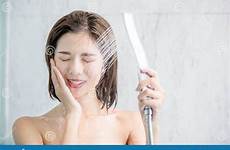 douche vrouw neemt aziatische
