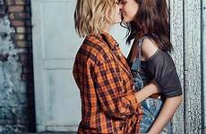 lesbiennes femmes parejas lesbiens mignons lesbianas lesbiana rosie chats lesbien caliente relation lgbt kiss necar zadegan