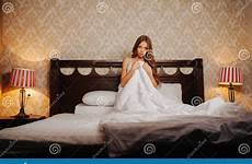 bett naakte bedeckt vrouw deken decke cubierta manta omvat bettzeug