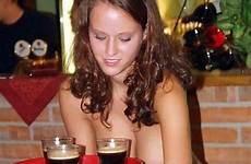 waitress omg bartender servers desnudo camareras mozas